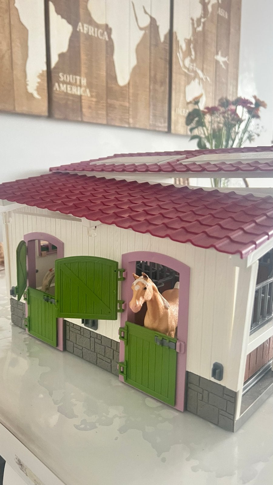 Schleich paarden manage met veel paarden en poppetjes, Ophalen of Verzenden, Zo goed als nieuw