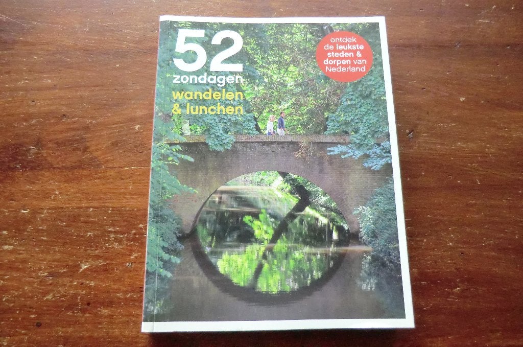 boek - 52 zondagen wandelen & lunchen in Nederland, Boeken, Reisgidsen, Ophalen of Verzenden, Reisgids of -boek, Benelux, Gelezen