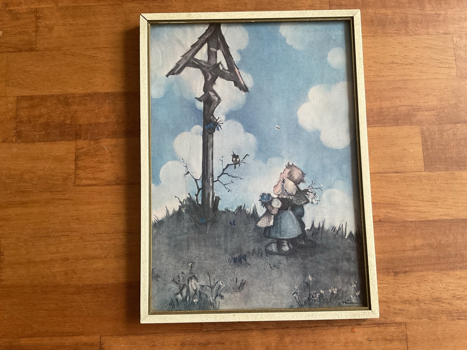 Vintage Hummel print in lijst - Meisje bij kruisbeeld, Ophalen of Verzenden, Klassiek, Print, Overige onderwerpen