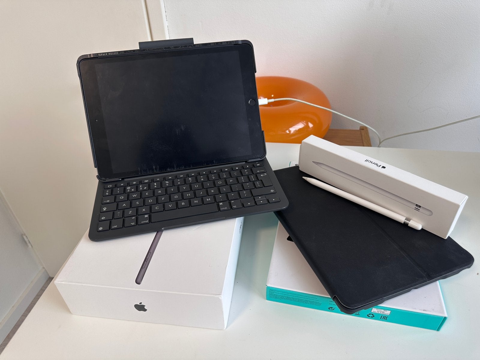 Apple iPad (7e generatie) met Logitech Slim Folio en Pencil, Gebruikt, 32 GB, Apple iPad, Grijs