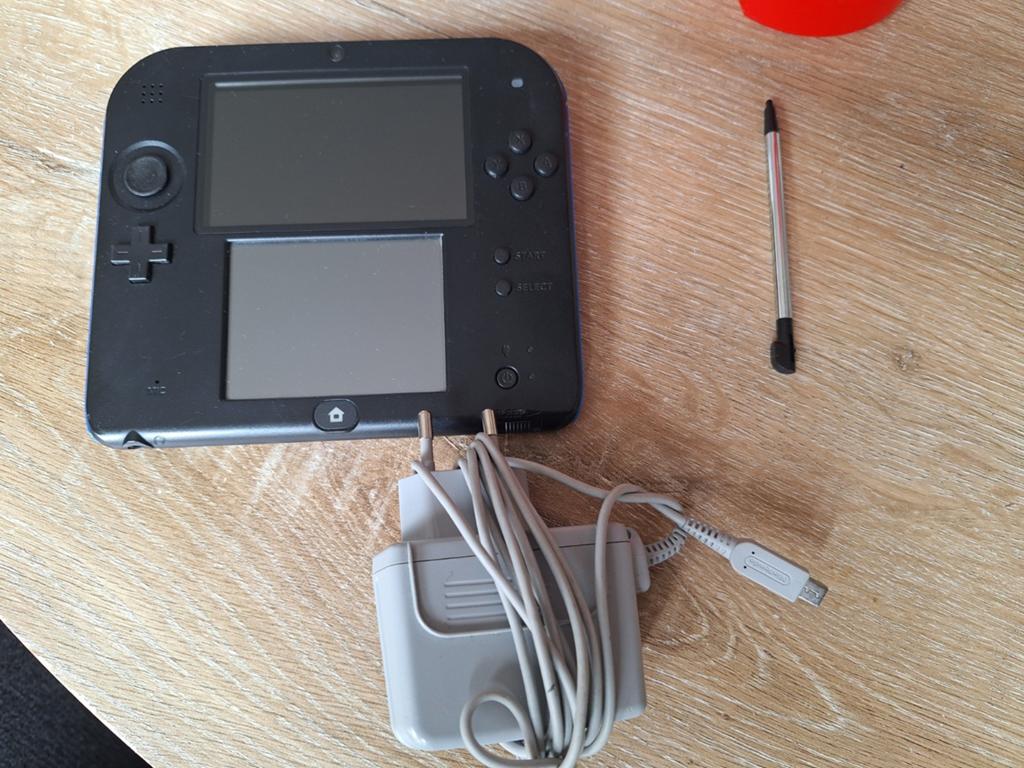 Nintendo 2DS met oplader, stylus en veel games, Zwart, Support@nintendo.com, 11-1 Hokotate-cho, Kamitoba, Minami-ku, Kyoto 601-8501, Japan