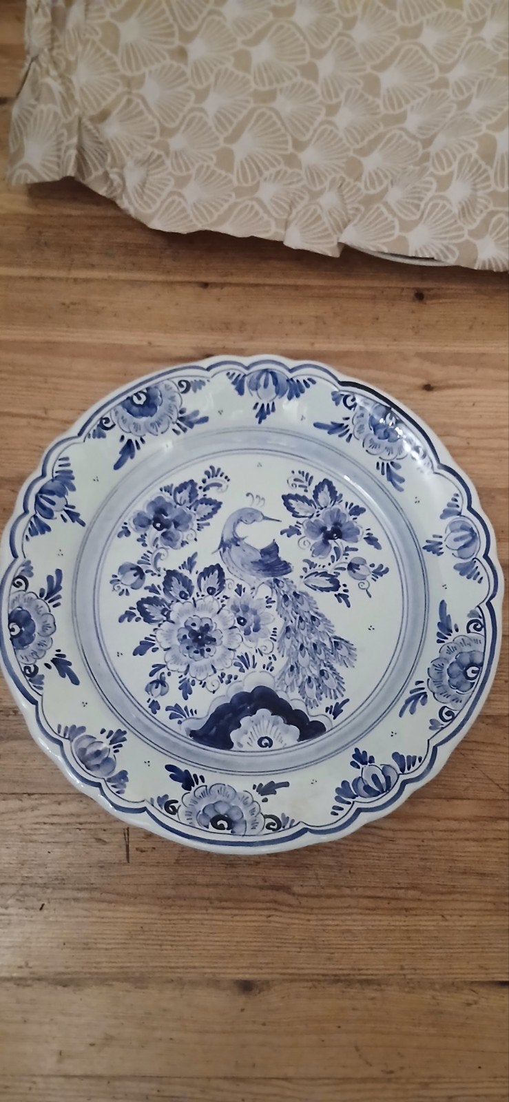 Delfts Blauw Wandbord met Pauw en Bloemen handgemaakt (1980), Antiek en Kunst, Ophalen of Verzenden