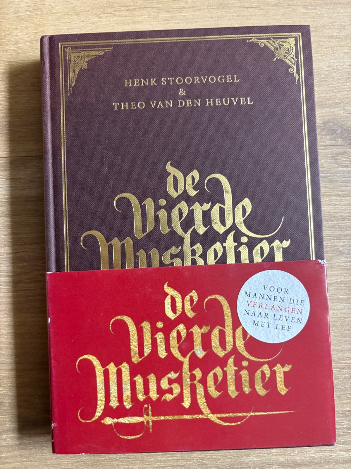 De Vierde Musketier - Henk Stoorvogel & Theo van den Heuvel, Ophalen of Verzenden, Zo goed als nieuw