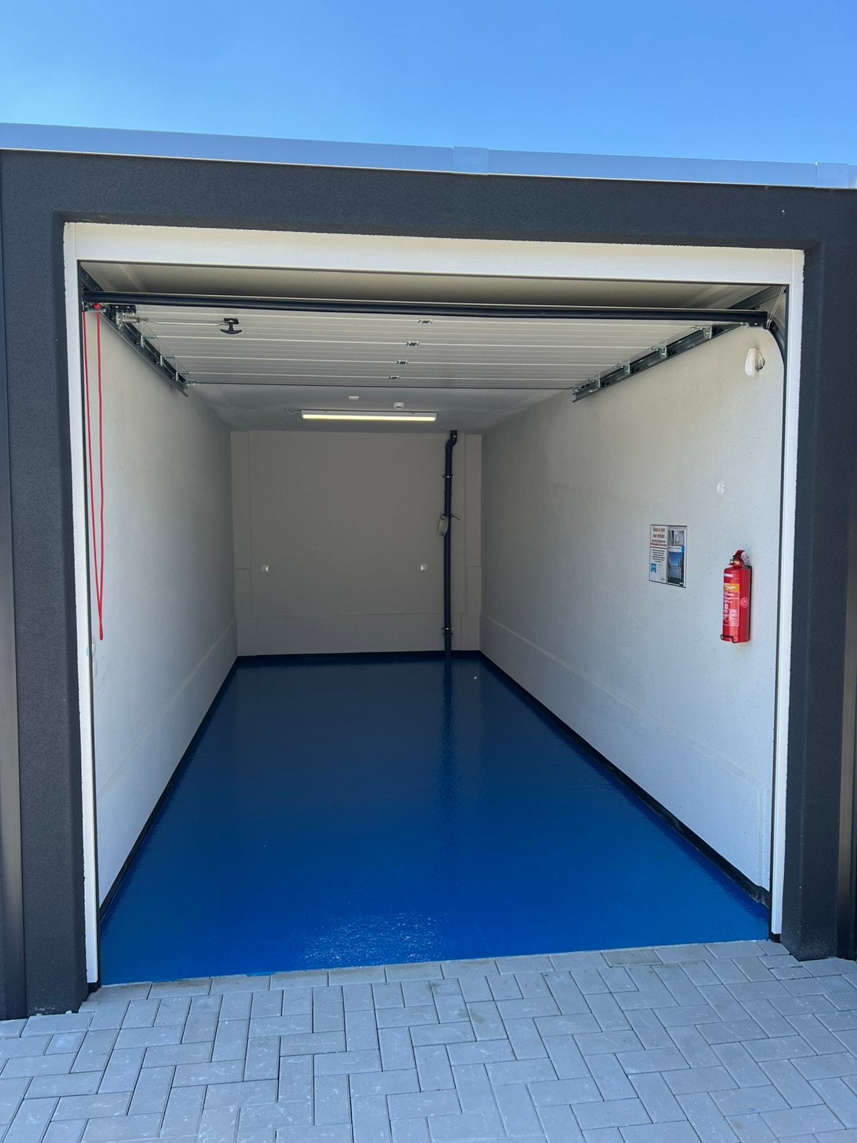 Garagebox 21m2 met alarm op beveiligd terrein en sanitair