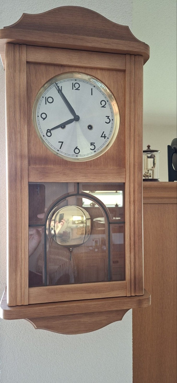 Klassieke houten wandklok met slinger, Ophalen
