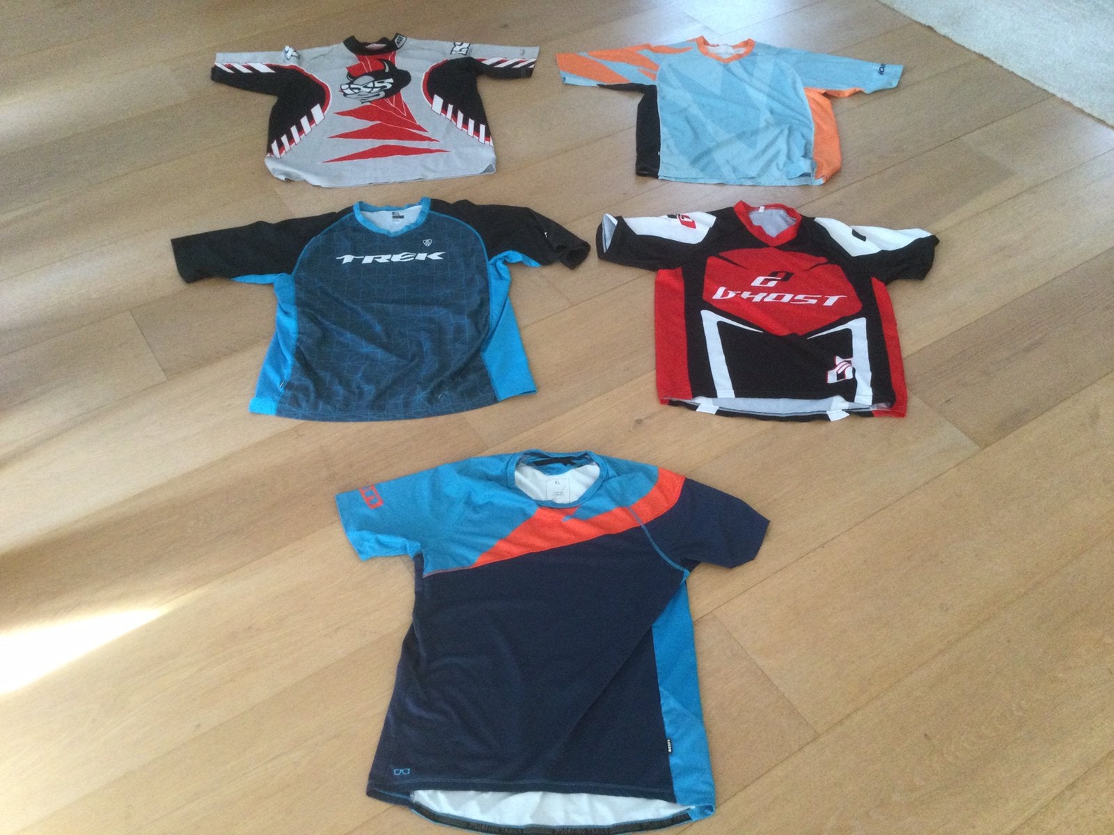 Fietsshirts diverse maten (gebruikt) 13 shirts € 7,50 per st, Fietsen en Brommers, Fietsaccessoires | Fietskleding, Ophalen of Verzenden