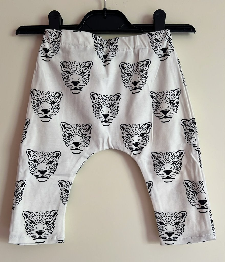 Baby harem broek panter wit maat 68 handmade NiEUW, Kinderen en Baby's, Verzenden, Nieuw, Jongetje of Meisje, Broekje