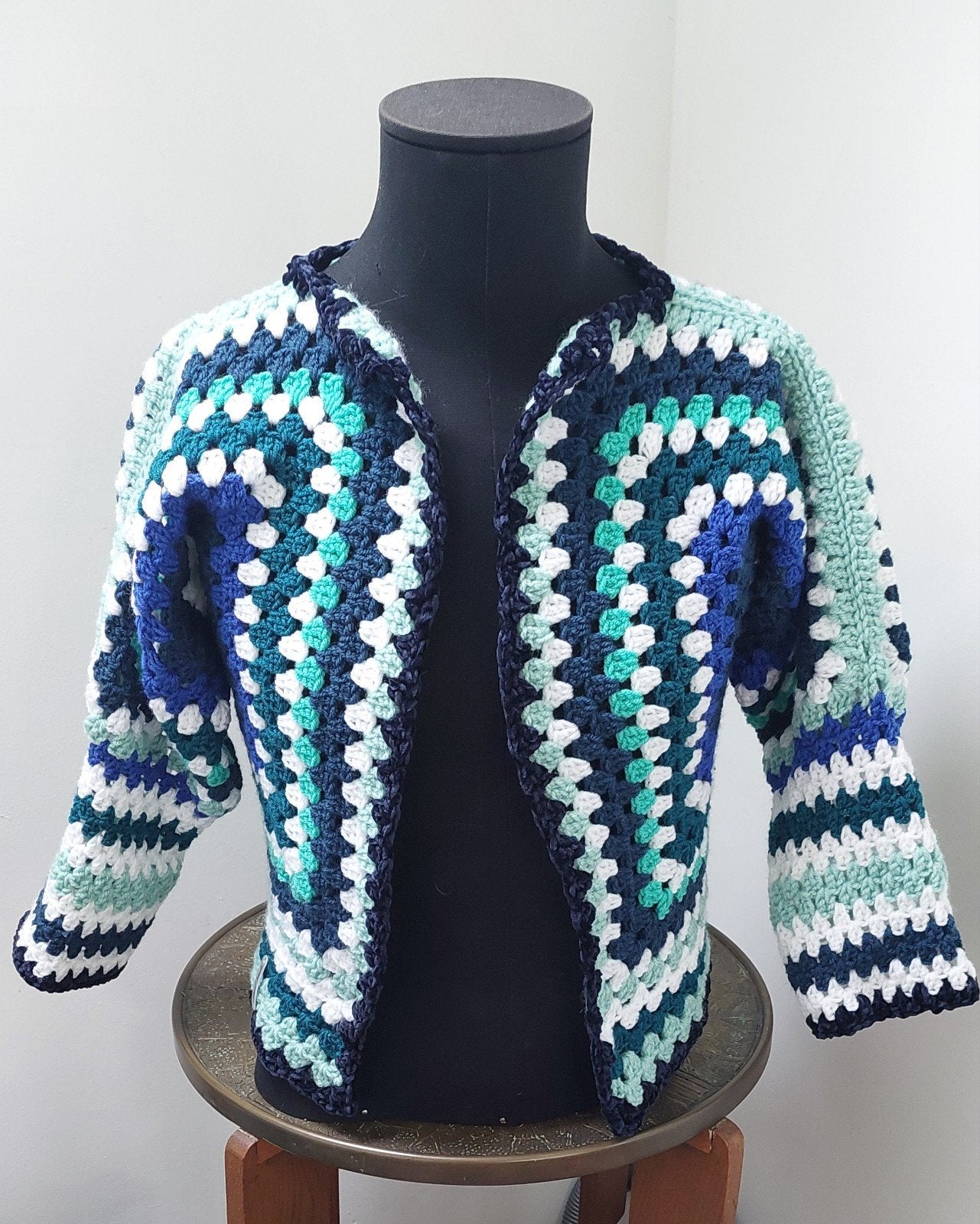 Handgemaakt gehaakt Hexagonvest L blauw groen wit, Maat 38/40 (M), Blauw, Nieuw, Ophalen of Verzenden