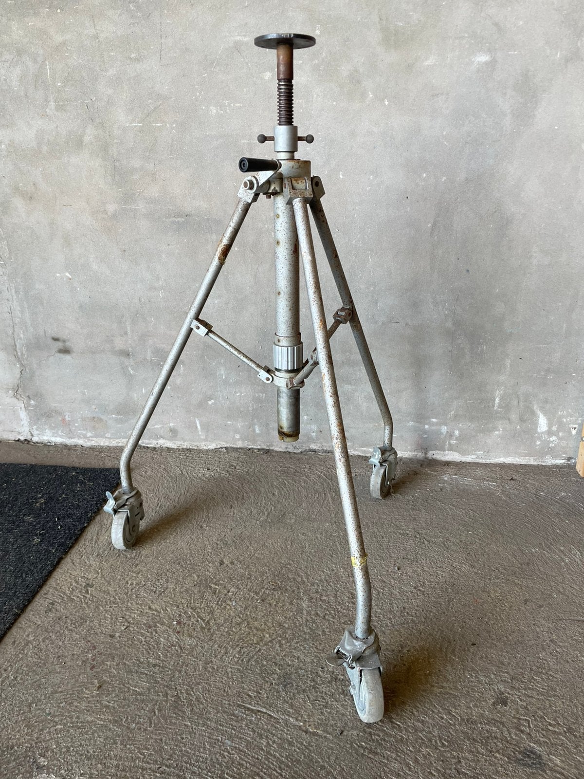 Stoer industrieel vintage statief op wielen met zwengel, Ophalen of Verzenden, Zo goed als nieuw, Driepoot