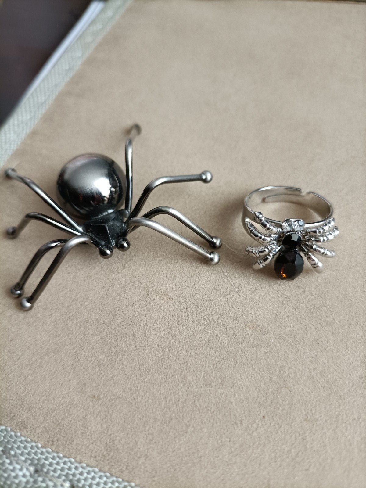 Broche van een spin en 1 zilverkleurige ring met een spin, Ophalen of Verzenden, Nieuw, Zilver, Overige materialen