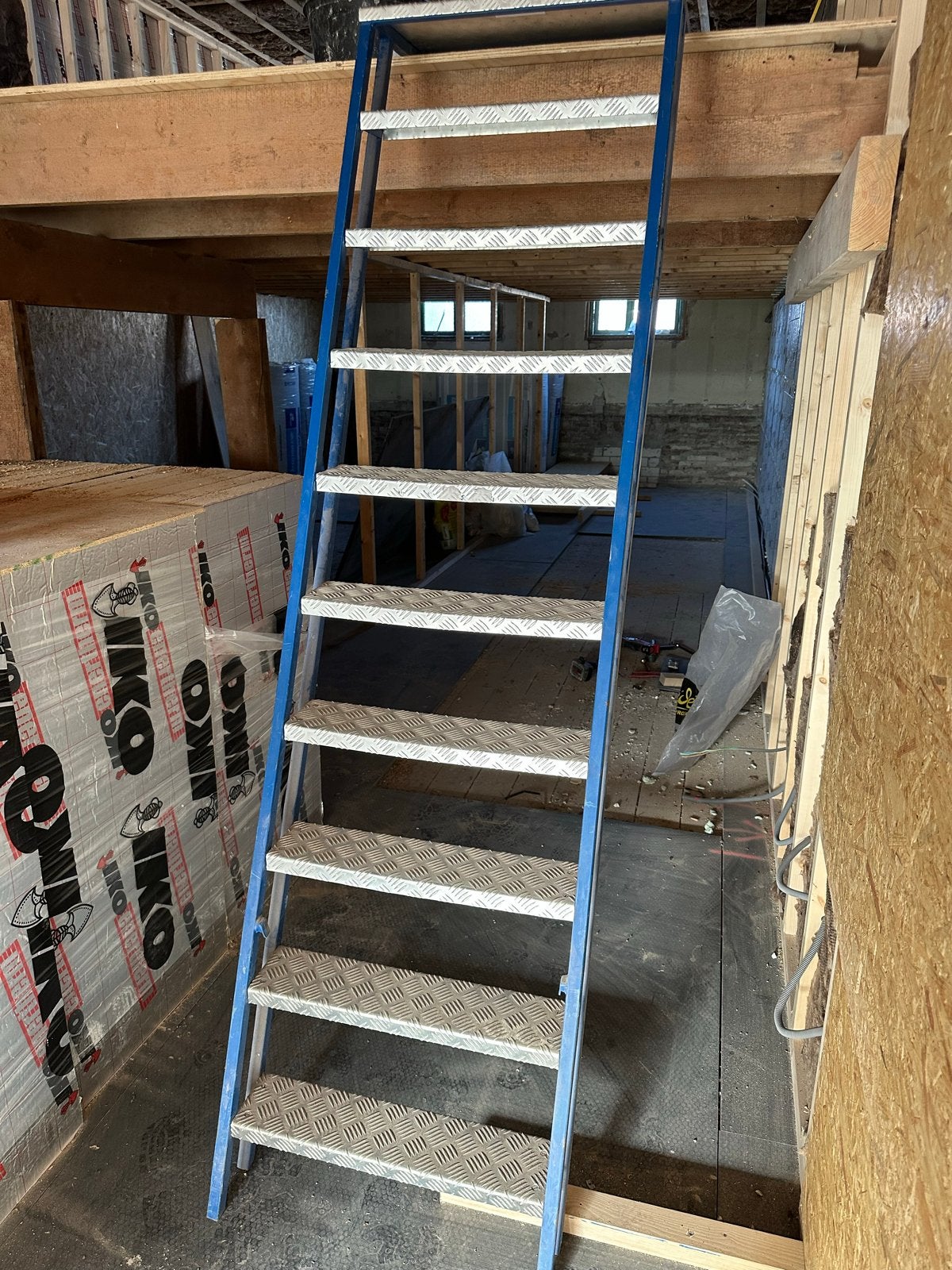 Stalen trap met aluminium traanplaat treden H220, Doe-het-zelf en Verbouw, Ophalen, Zo goed als nieuw, Trap, 2 tot 4 meter