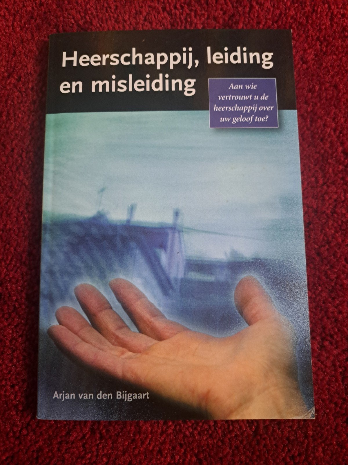 Heerschappij, leiding en misleiding - Arjan van den Bijgaart, Boeken, Godsdienst en Theologie, Ophalen of Verzenden, Zo goed als nieuw
