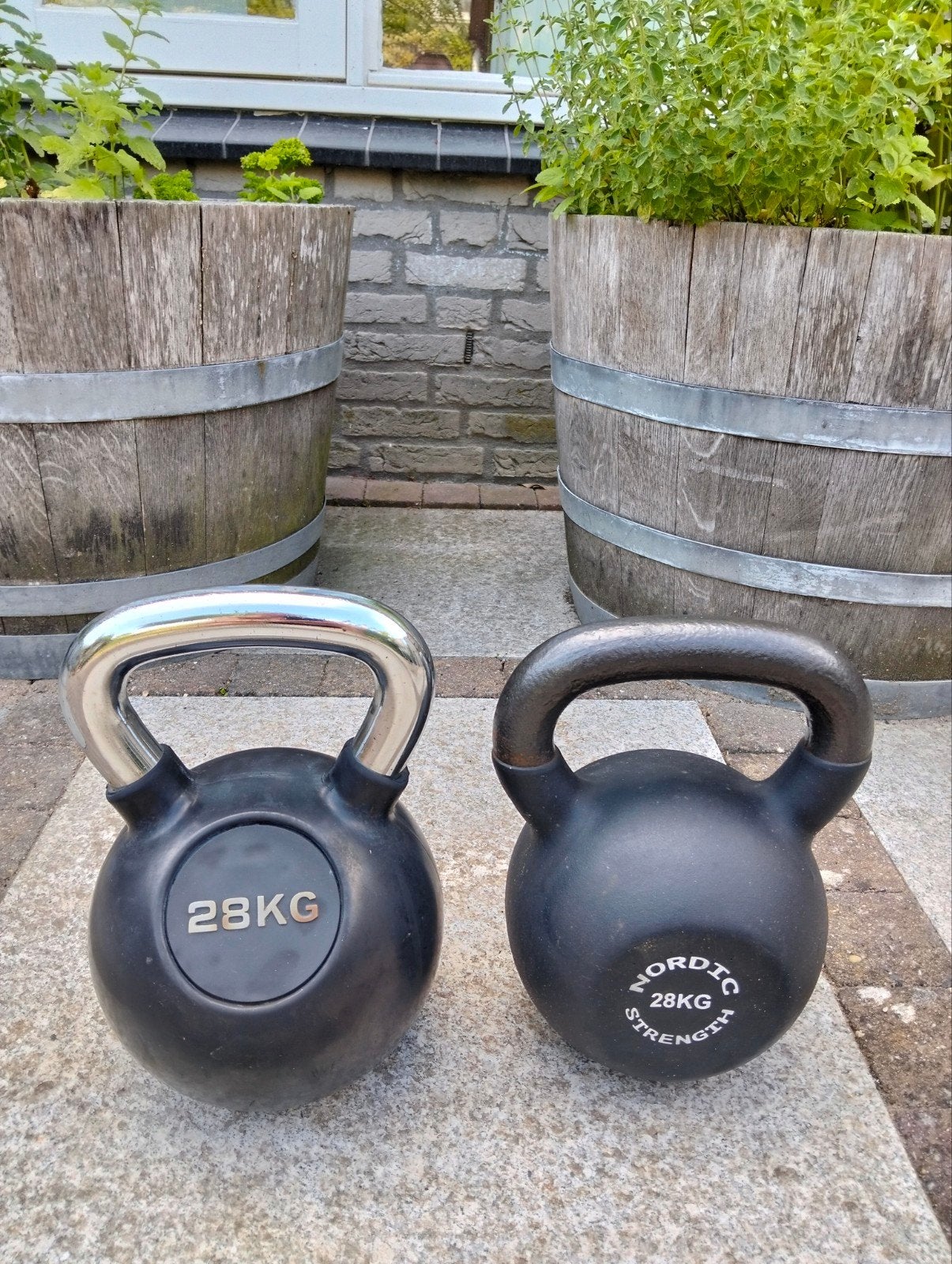 Twee Kettlebells 28KG - Nordic Strength & Onbekend Merk, Sport en Fitness, Fitnessmaterialen, Ophalen, Gebruikt, Benen, Kettlebell
