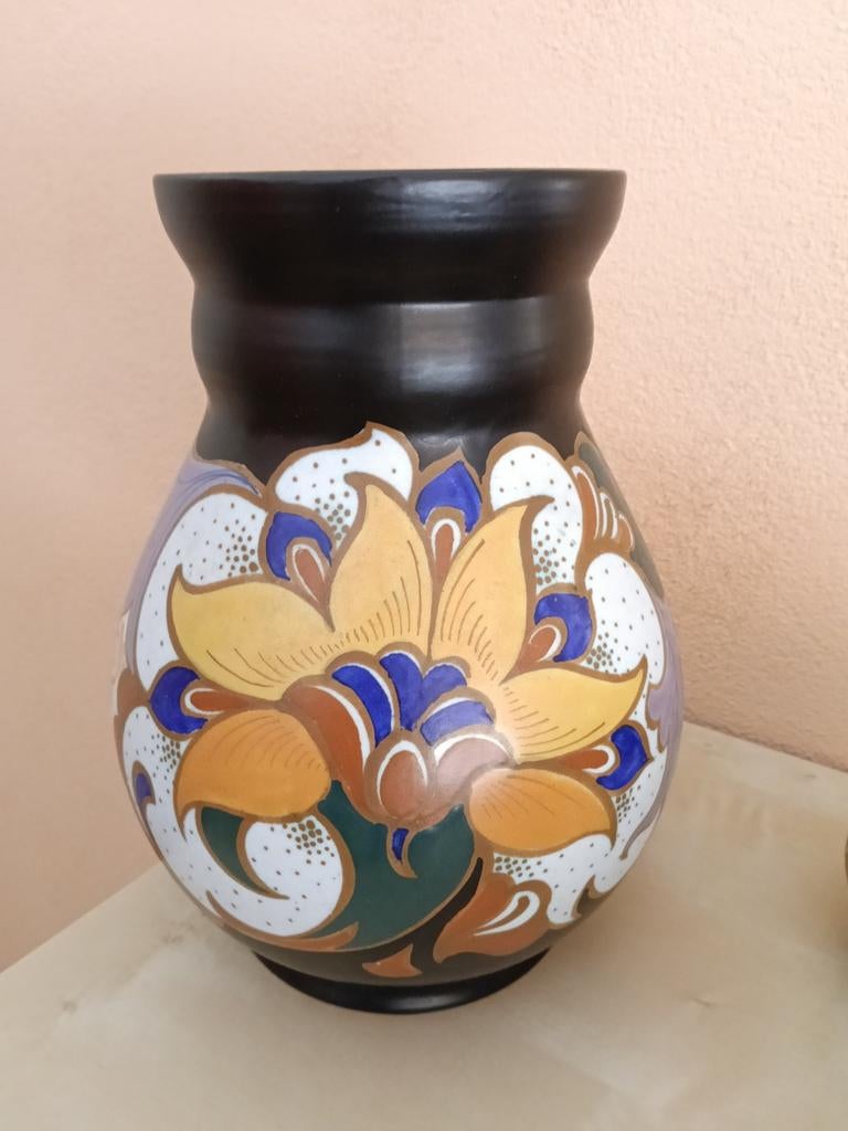 Zwarte vaas met bloemmotief, Antiek en Kunst, Ophalen
