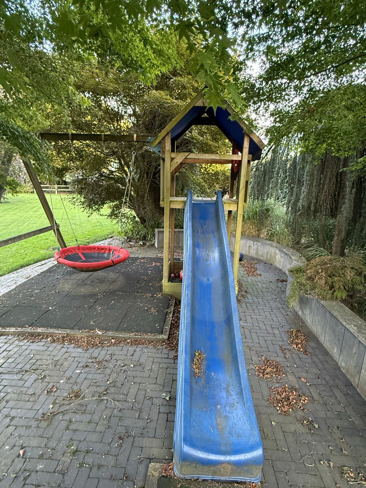 Houten speeltoestel met glijbaan en schommel, Ophalen of Verzenden, Gebruikt, Glijbaan