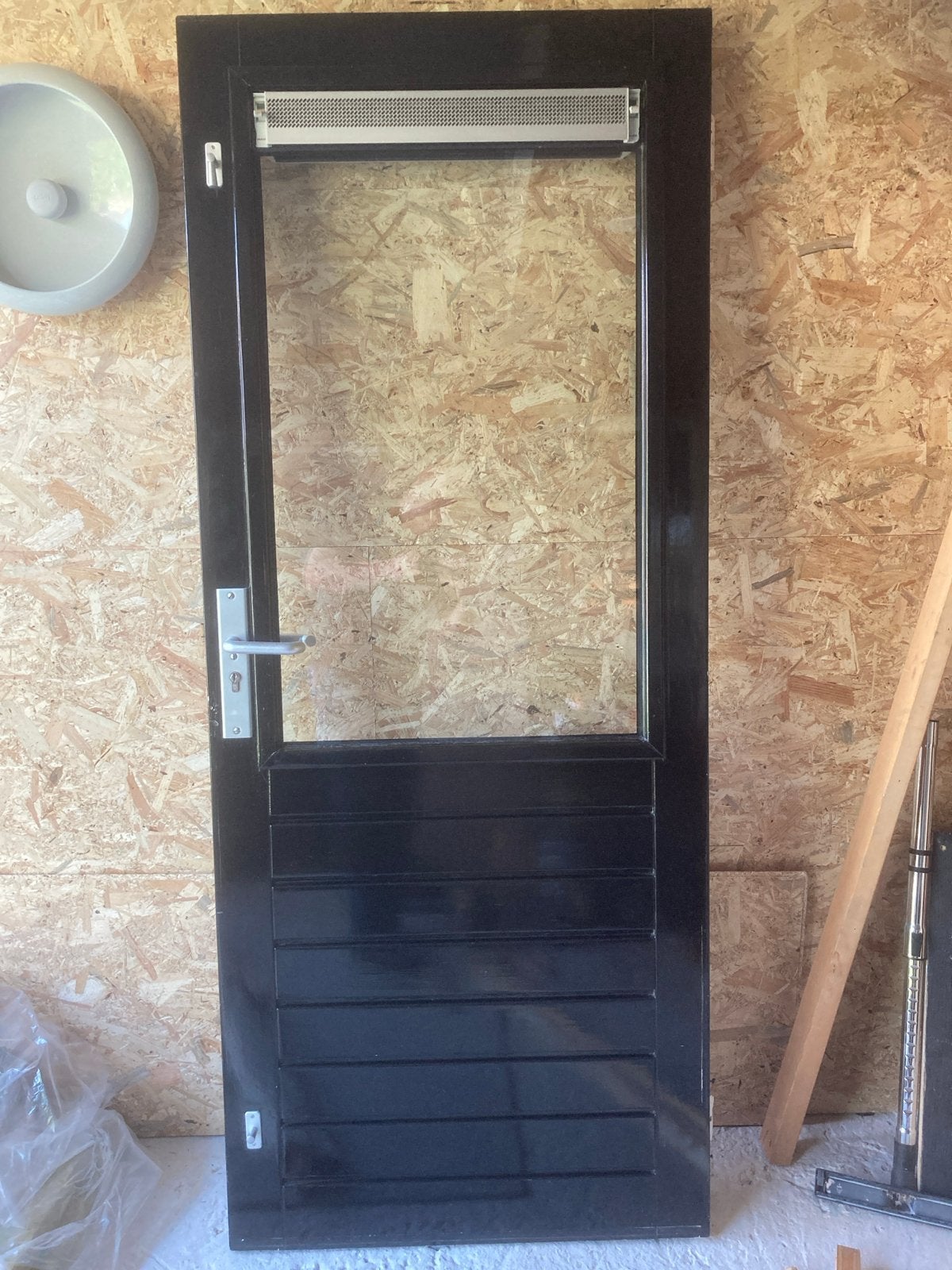 Zwarte buitendeur met glas en ventilatierooster, Doe-het-zelf en Verbouw, Ophalen, Gebruikt, 80 tot 100 cm, Buitendeur
