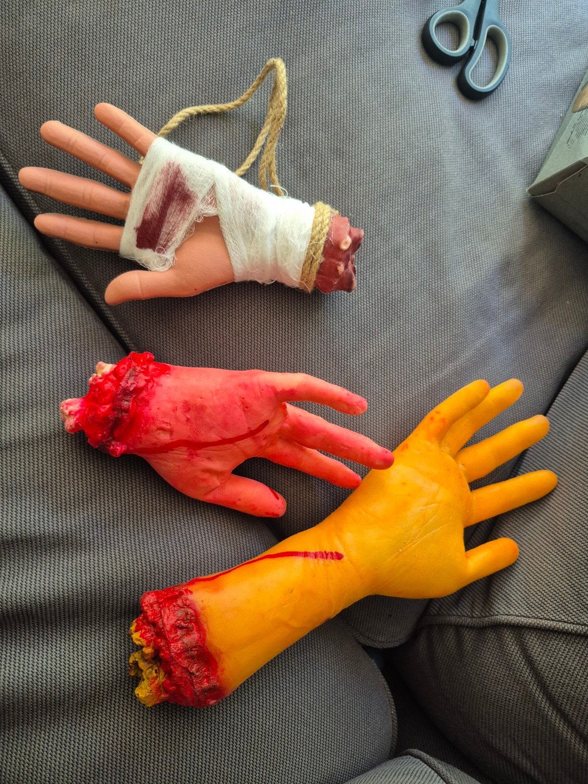 Griezelige afgehakte hand Halloween decoratie, Ophalen of Verzenden, Nieuw, Feestartikel, Halloween of Griezel