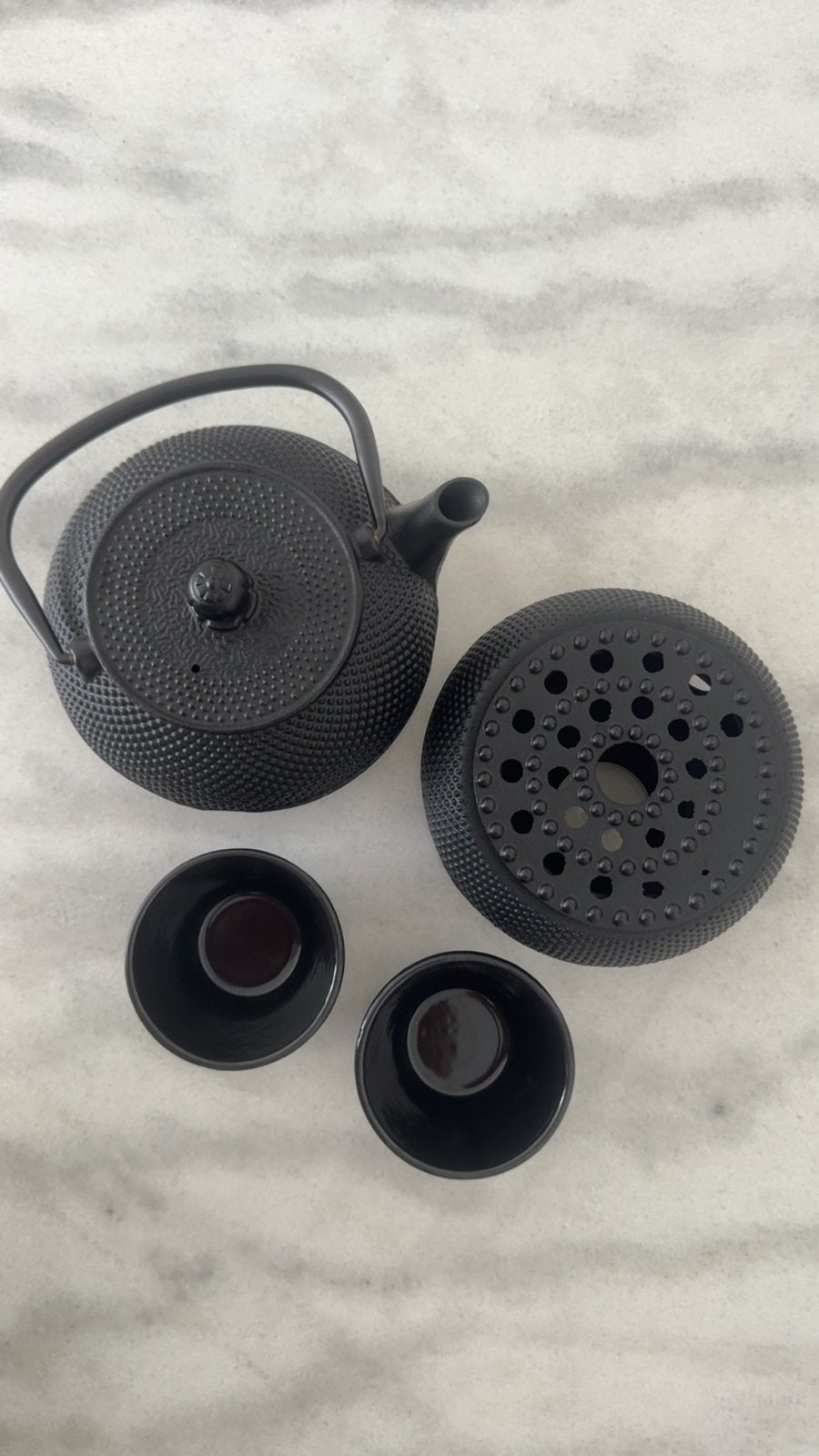 Bredemeijer Gietijzeren theepot met houder en 2 kopjes, Huis en Inrichting, Keuken | Servies, Zo goed als nieuw, Kop(pen) en/of Schotel(s)