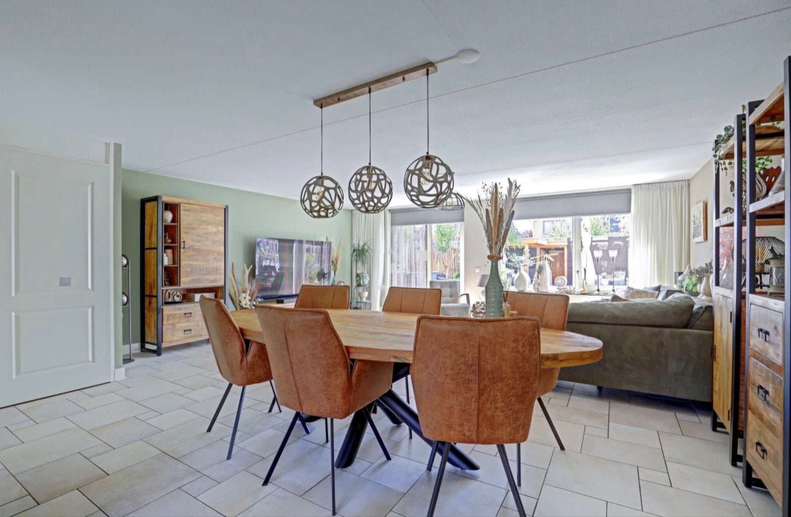 Ovale eettafel mangohout met zwarte kruispoot incl 6 stoelen, Huis en Inrichting, Ophalen, 100 tot 150 cm, 200 cm of meer, Zo goed als nieuw