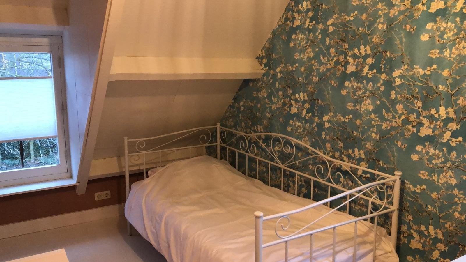 Wit metalen bedframe 200x90 cm met lattenbodem, Huis en Inrichting, Ophalen