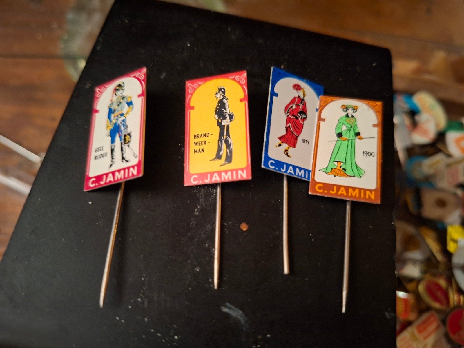 Set van 4 vintage C. Jamin reclame speldjes, Ophalen