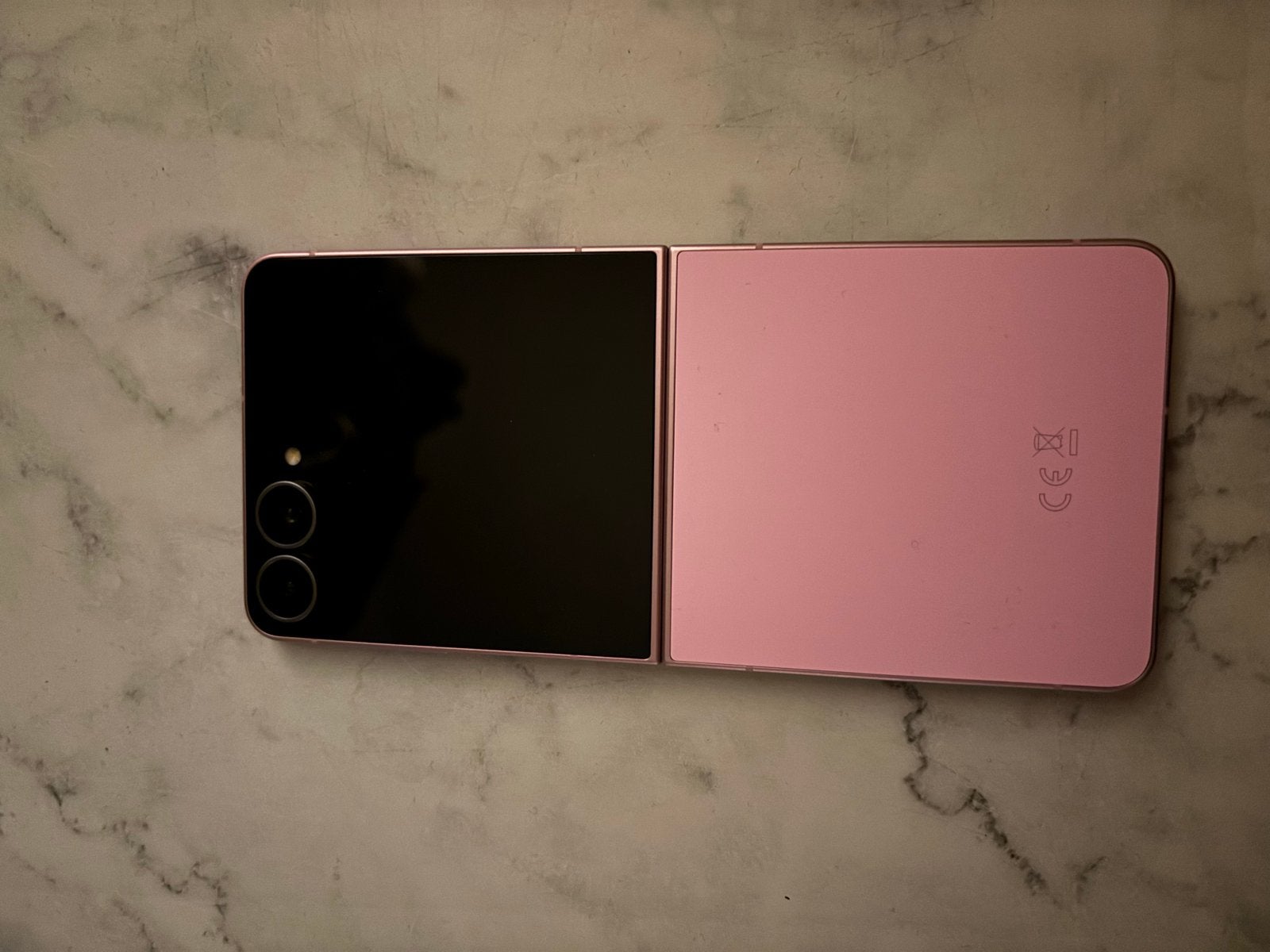 Foto 6 van Samsung Galaxy Z Flip 8 - Zo goed als nieuw, 2 jaar garantie