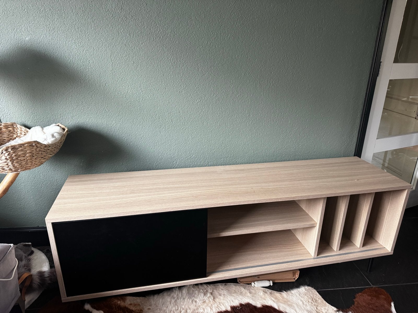Modern Tv meubel met schuifdeur en opbergvakken, Ophalen, 100 tot 150 cm, Zo goed als nieuw, Minder dan 100 cm