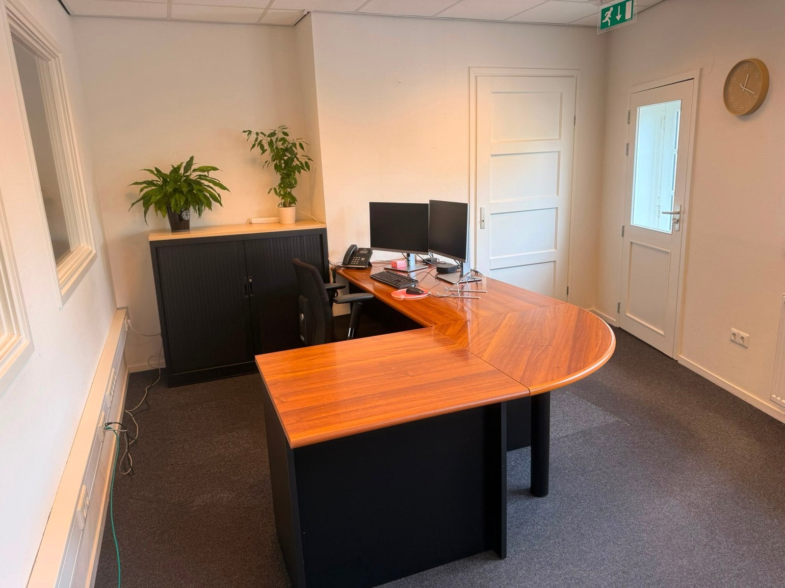 7 bureau’s kersenhout en licht esdoorn en spreektafel, Ophalen