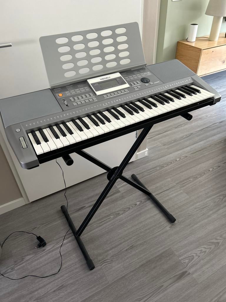 Medeli keyboard compleet met standaard en kruk, Muziek en Instrumenten, Keyboards, Ophalen, 61 toetsen, Zo goed als nieuw, Met standaard