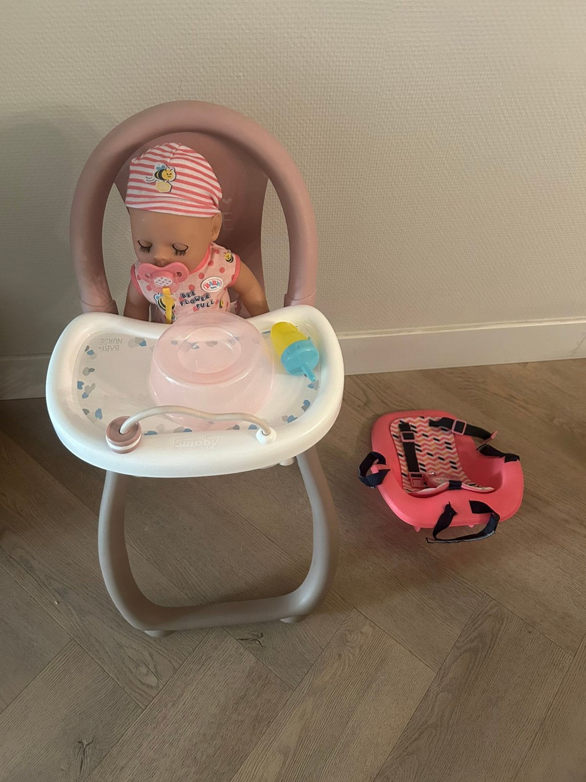 Babyborn pop lena roze met fietsstoeltje en smoby eetstoel, Kinderen en Baby's, Ophalen, Zo goed als nieuw, Babypop