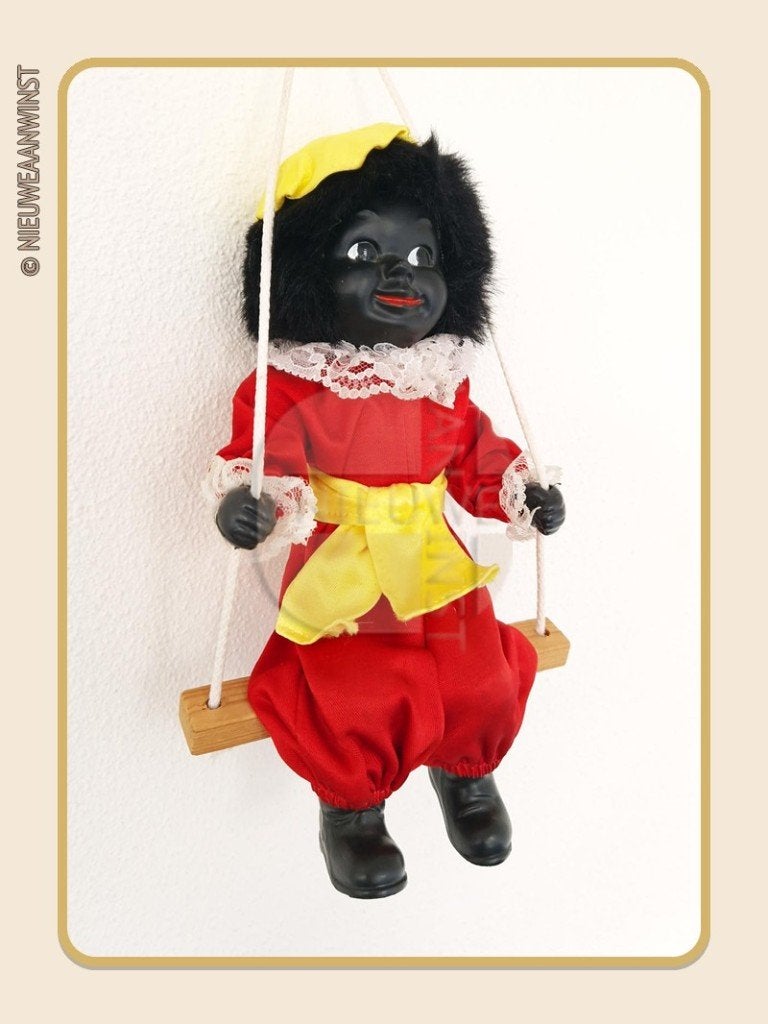 Nostalgische vintage etalage Piet pop schommel - rood/geel, Diversen, Verzenden, Zo goed als nieuw