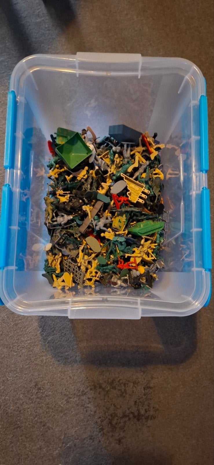 Grote doos met speelgoedsoldaatjes en accessoires, Ophalen of Verzenden, Gebruikt