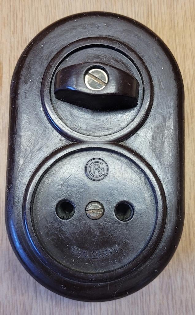 Antieke Bakelieten Schakelaar met Stopcontact 15A 250V, Ophalen of Verzenden