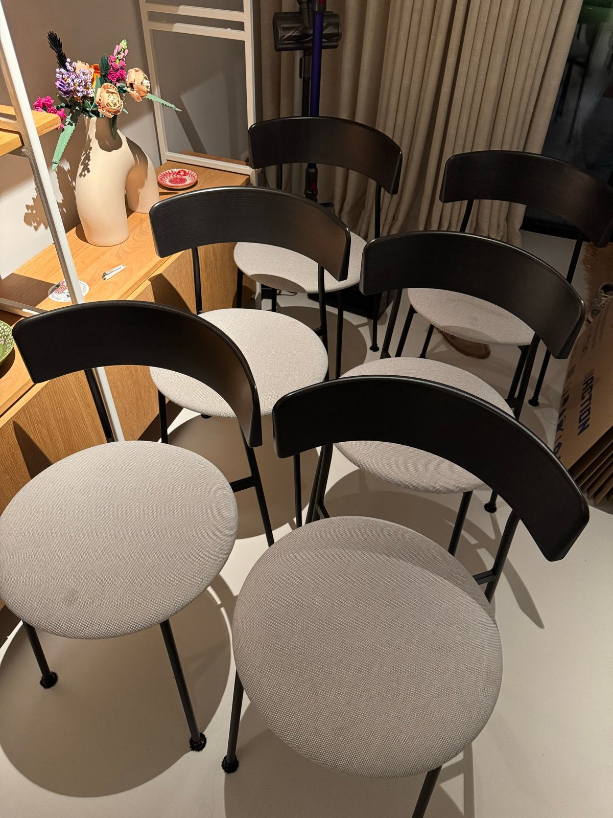 Set van FEST Friday eetkamerstoelen - Grijs/Zwart, Huis en Inrichting, Ophalen, Gebruikt, Vijf, Zes of meer stoelen, Stof