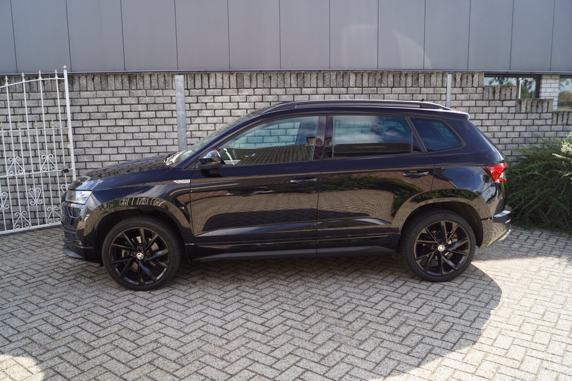 Skoda Karoq 1.5 TSI ACT Sportline Business Autom Sportst Sto, Auto's, Dealer onderhouden, 4 cilinders, Alcantara, Karoq