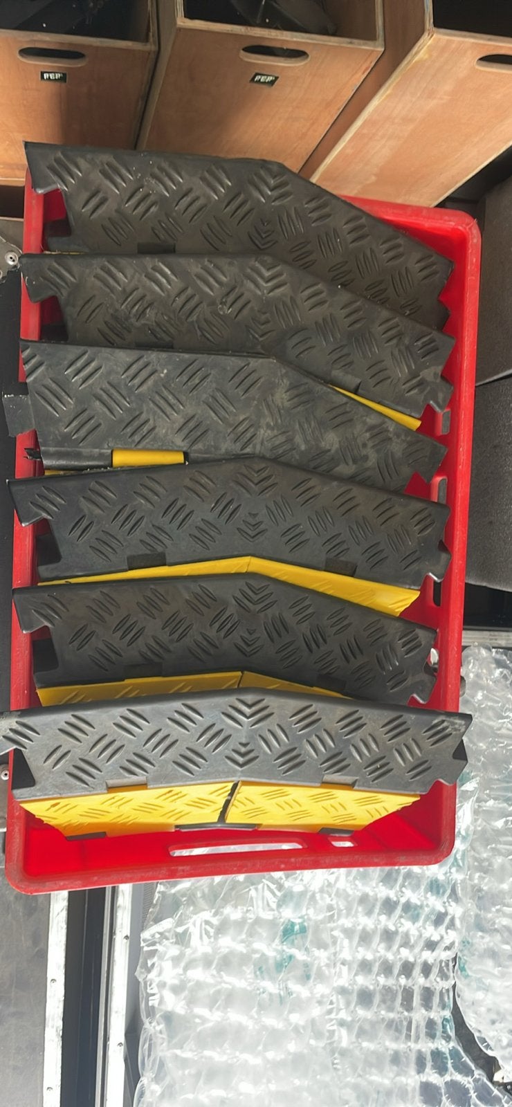 Kabelgoten / kabelbruggen (6 stuks) inclusief krat, Ophalen of Verzenden, Zo goed als nieuw