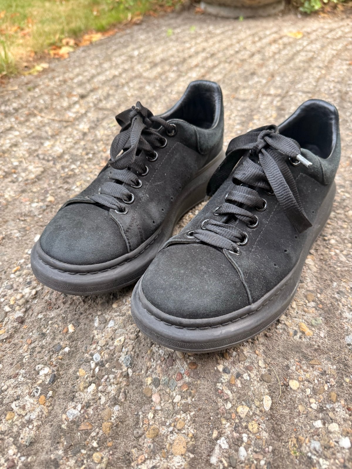 Alexander McQueen sneakers zwart suède, Ophalen of Verzenden, Gedragen, Zwart, Sneakers of Gympen