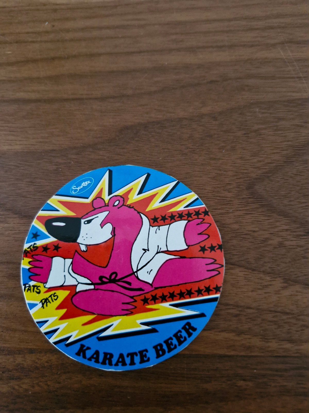 492 Vintage Scottex Karate Beer Sticker - Roze Beer, Ophalen of Verzenden, Zo goed als nieuw, Overige typen