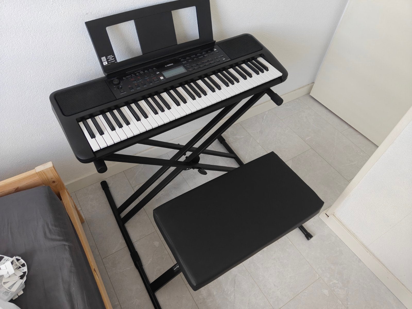 Yamaha PSR E383 Keyboard met standaard en accessoires, Ophalen, 61 toetsen, Yamaha, Zo goed als nieuw