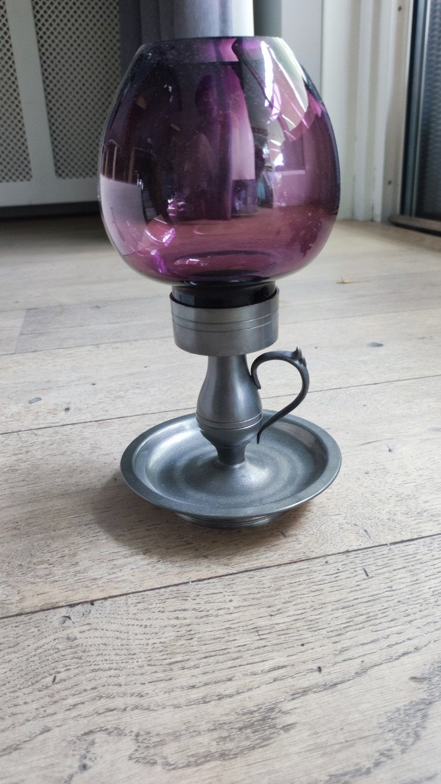 Vintage tinnen kandelaar met paarse glazen kap, Antiek en Kunst, Antiek | Kandelaars, Ophalen of Verzenden