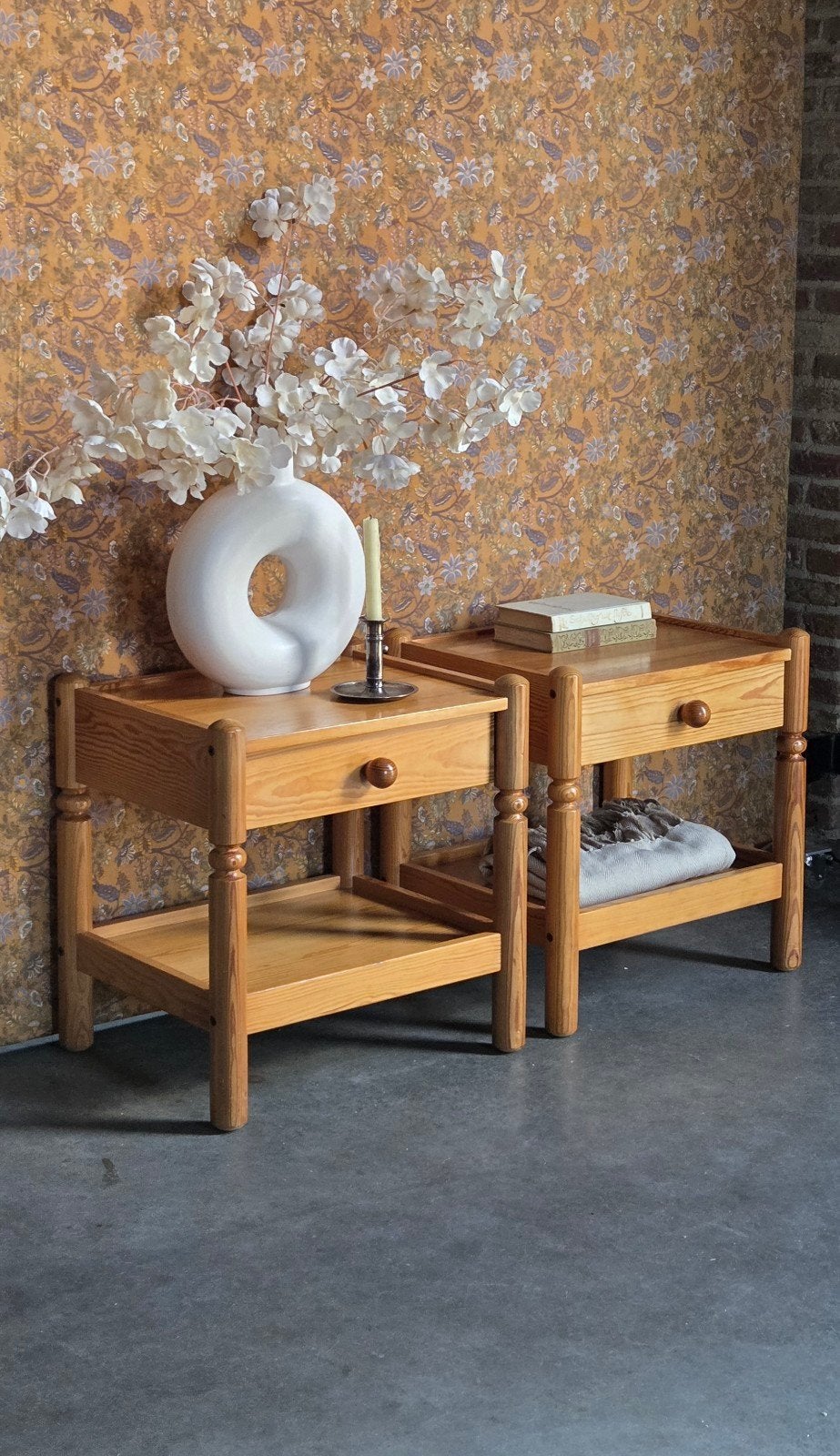 2 retro vintage houten nachtkastjes tafeltjes met lade, Ophalen, Minder dan 45 cm