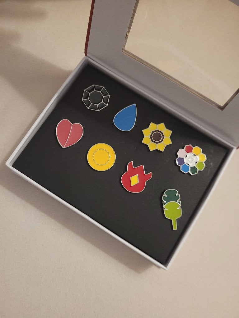Pokémon Kanto Gym Badges Pins in doos, Hobby en Vrije tijd, Verzamelkaartspellen | Pokémon, Zo goed als nieuw, Overige typen, Ophalen of Verzenden