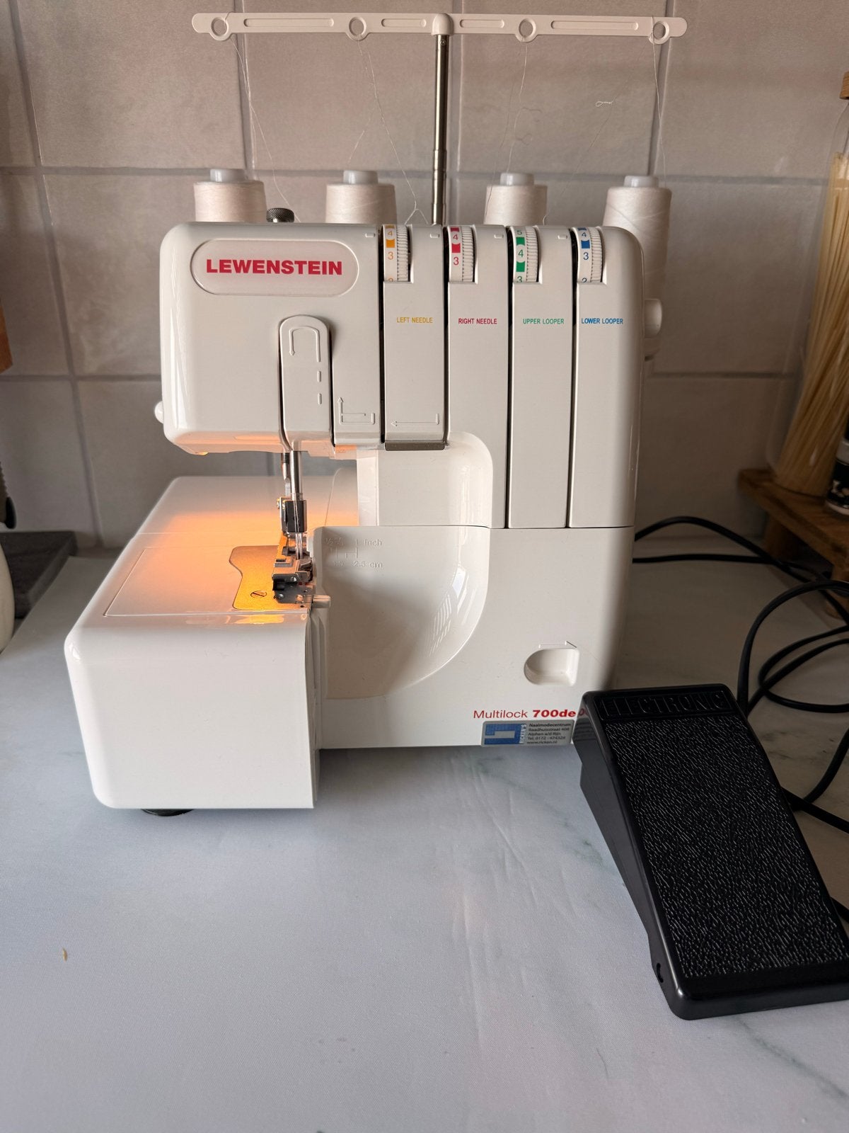 Lewenstein Multilock 700de Lockmachine, Hobby en Vrije tijd, Naaimachines en Toebehoren, Ophalen, Zo goed als nieuw, Lockmachine