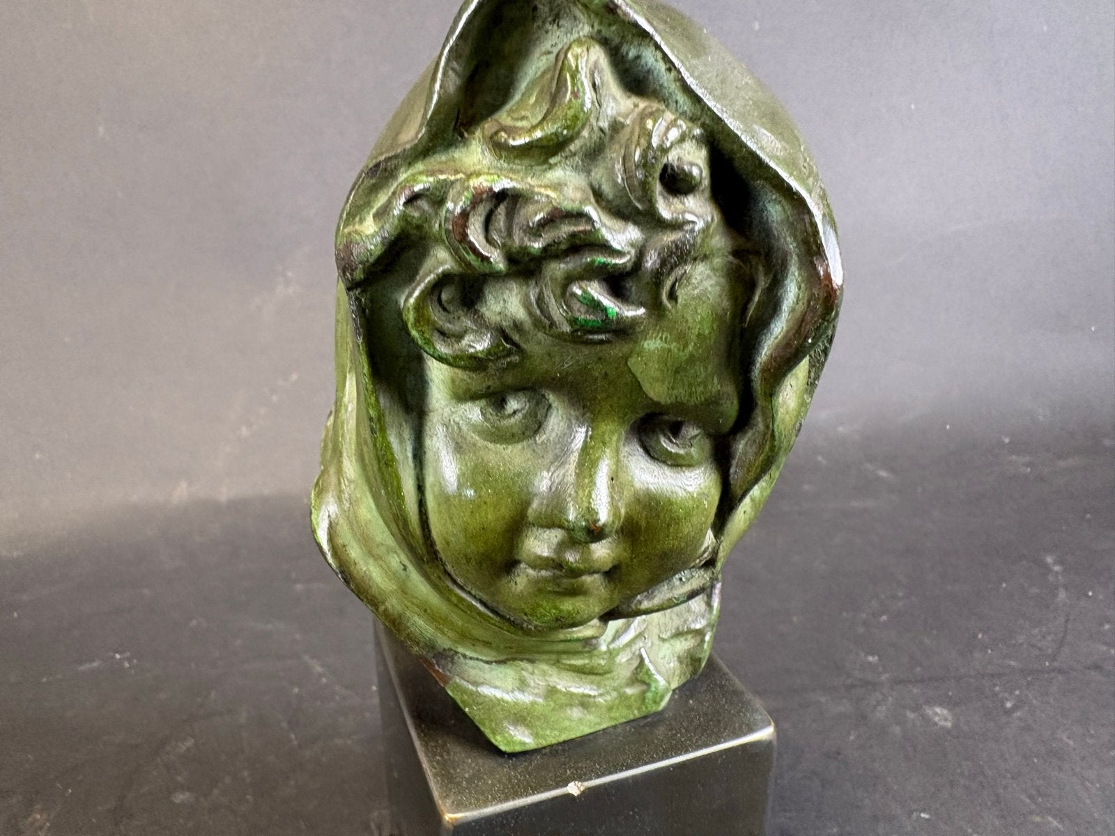 Bronzen buste van kind met hoofddoek, 19cm hoog, Antiek en Kunst, Minder dan 20 cm, Buste, Ophalen of Verzenden, Vrouw