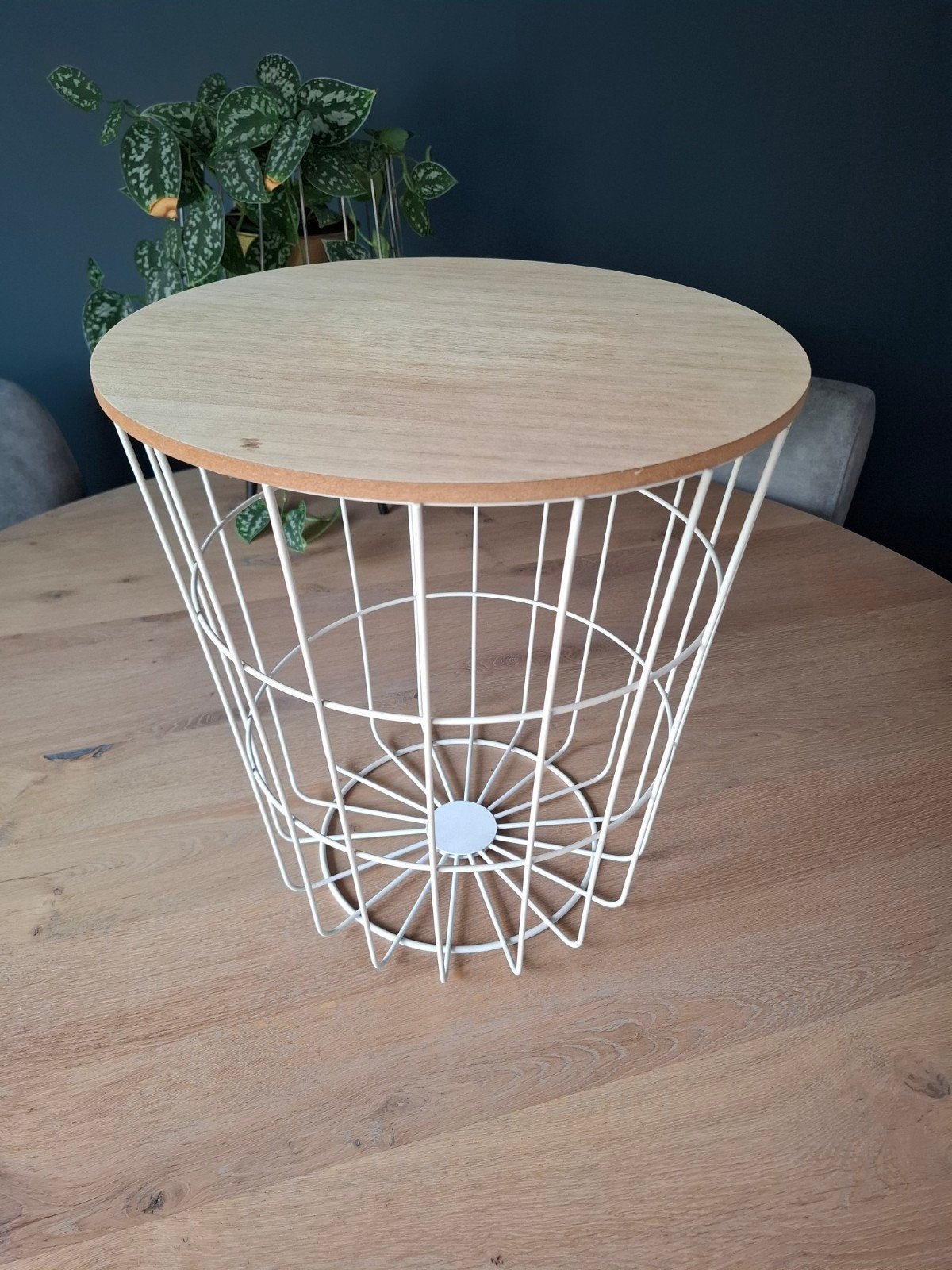 Bijzettafel met houten blad en metalen mand (wit), Minder dan 45 cm, Minder dan 55 cm, Metaal of Aluminium, Rond