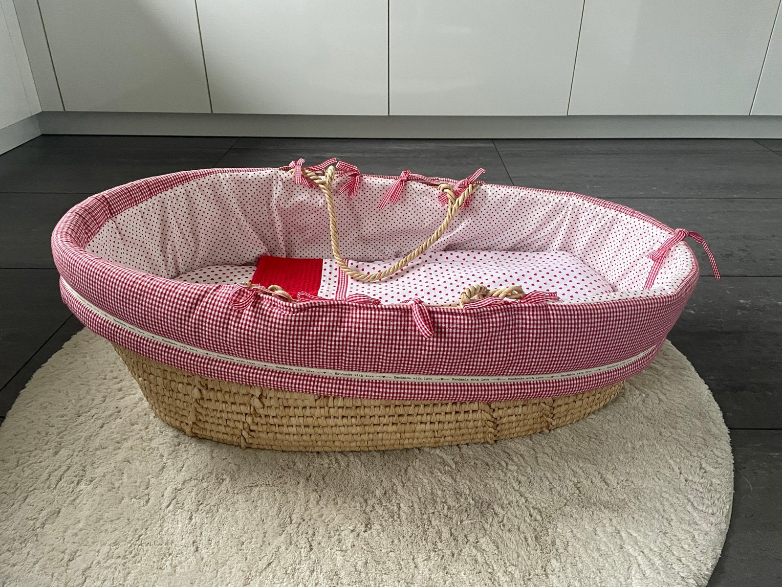 Mooie rieten wieg met rood-wit geruite bekleding mozesmand, Ophalen of Verzenden, Zo goed als nieuw, Wieg