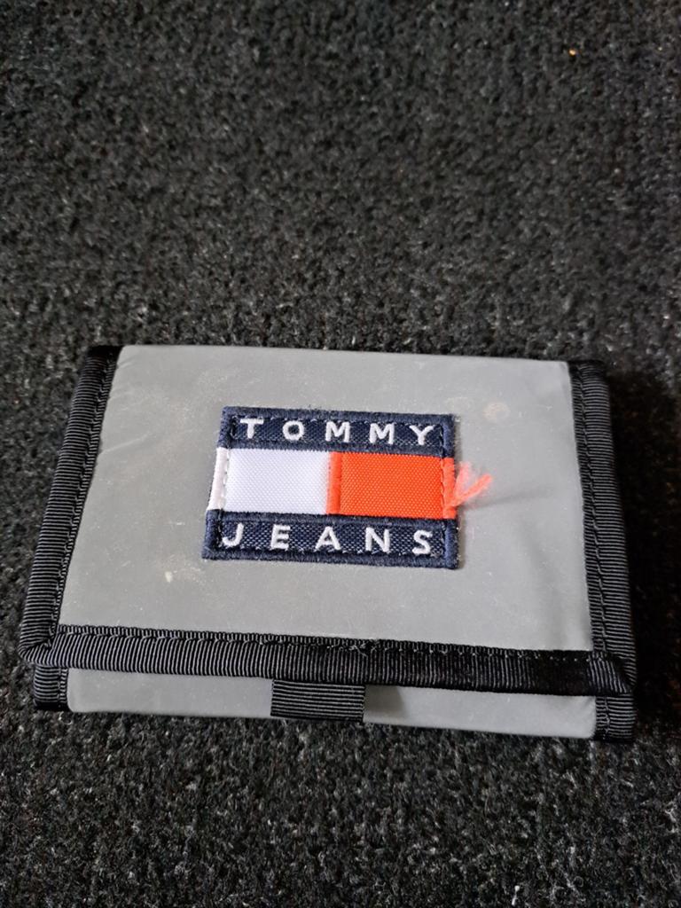Super mooie tommy hilfiger portemonee, Sieraden, Tassen en Uiterlijk, Portemonnees, Ophalen of Verzenden, Zo goed als nieuw, Grijs