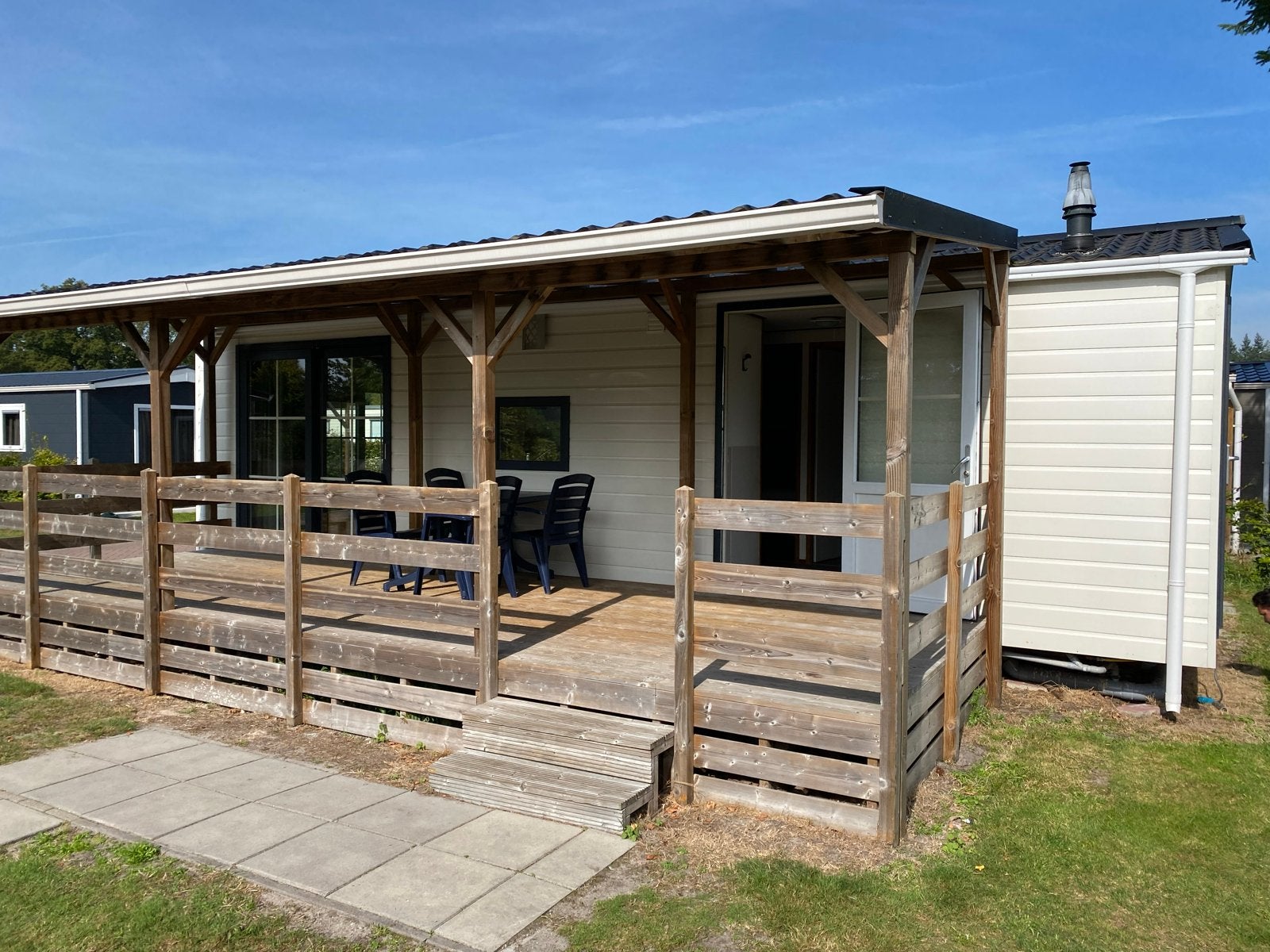 Mooi chalet met inboedel te koop in Sint Jansklooster, Caravans en Kamperen, Verhuur