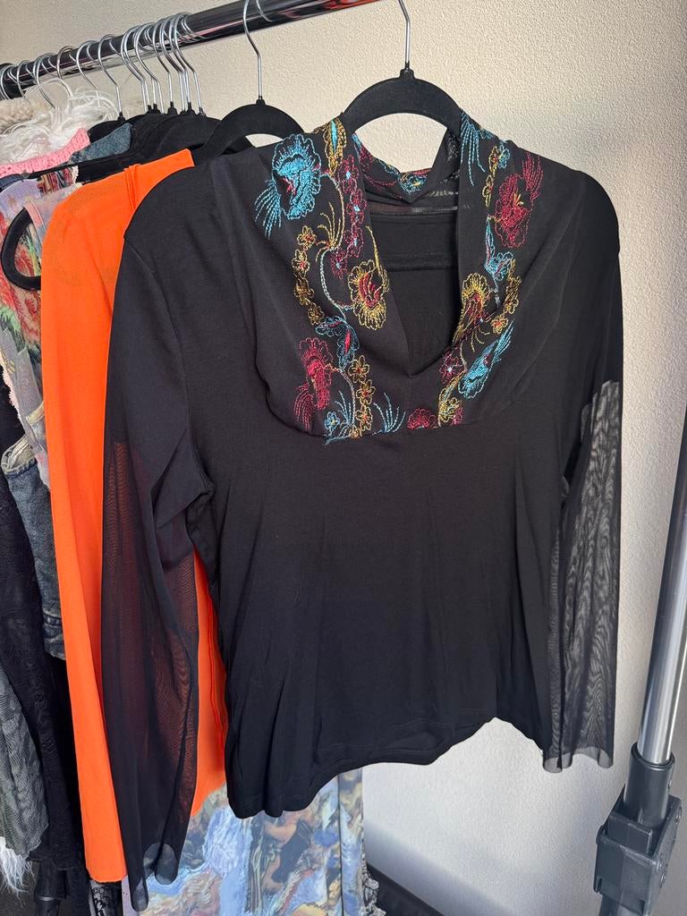 Vintage Y2K zwarte mesh top met geborduurde details, Vintage, Ophalen of Verzenden, Zo goed als nieuw, Lange mouw