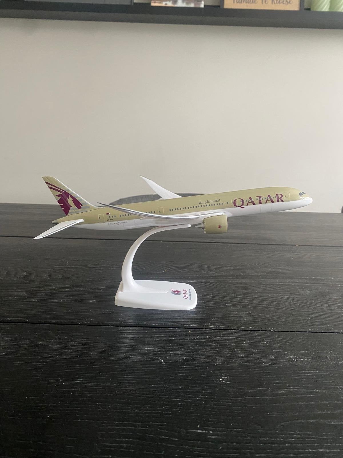 Qatar Airways Boeing 787-9 Dreamliner schaalmodel, Overige merken, 1:200 of kleiner, Ophalen of Verzenden, Zo goed als nieuw